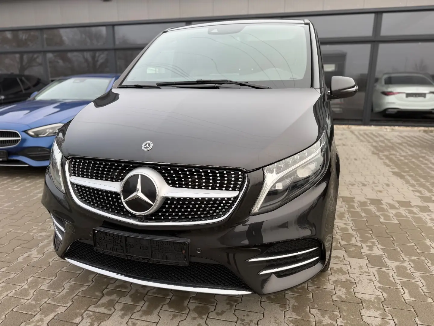 V300 4M Lang AMG -ACC-2xEl.Tür-Pano-RFK-LED-19Zo