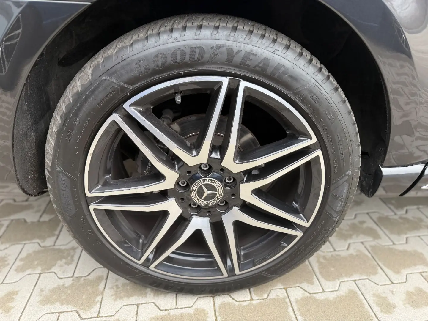 V300 4M Lang AMG -ACC-2xEl.Tür-Pano-RFK-LED-19Zo