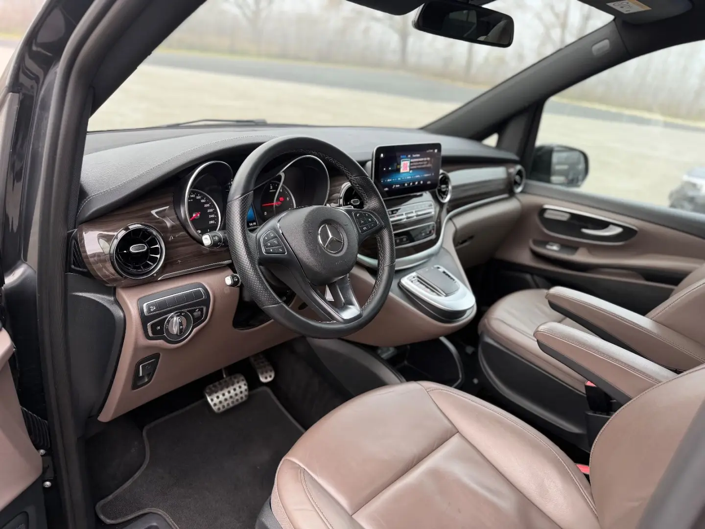 V300 4M Lang AMG -ACC-2xEl.Tür-Pano-RFK-LED-19Zo