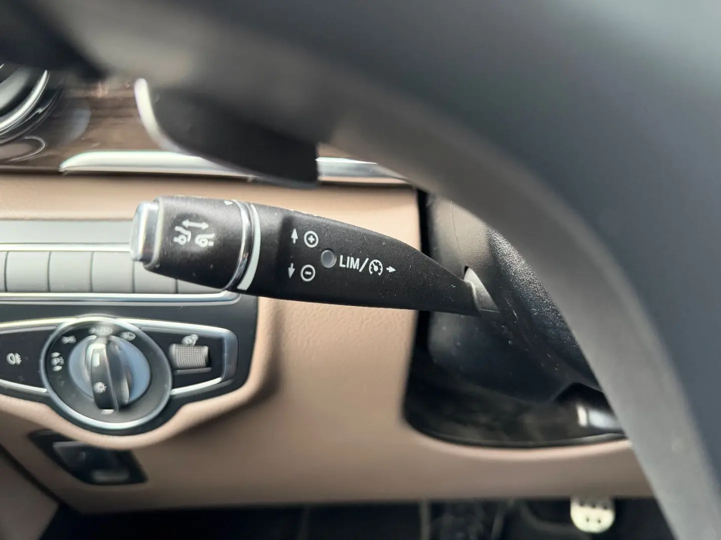 V300 4M Lang AMG -ACC-2xEl.Tür-Pano-RFK-LED-19Zo