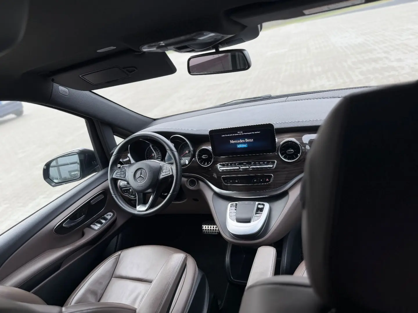 V300 4M Lang AMG -ACC-2xEl.Tür-Pano-RFK-LED-19Zo