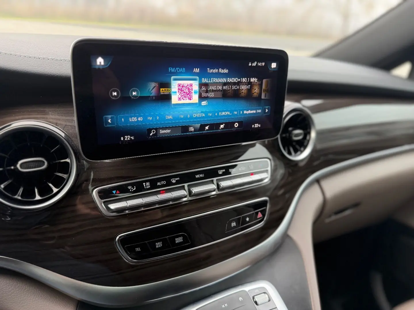 V300 4M Lang AMG -ACC-2xEl.Tür-Pano-RFK-LED-19Zo