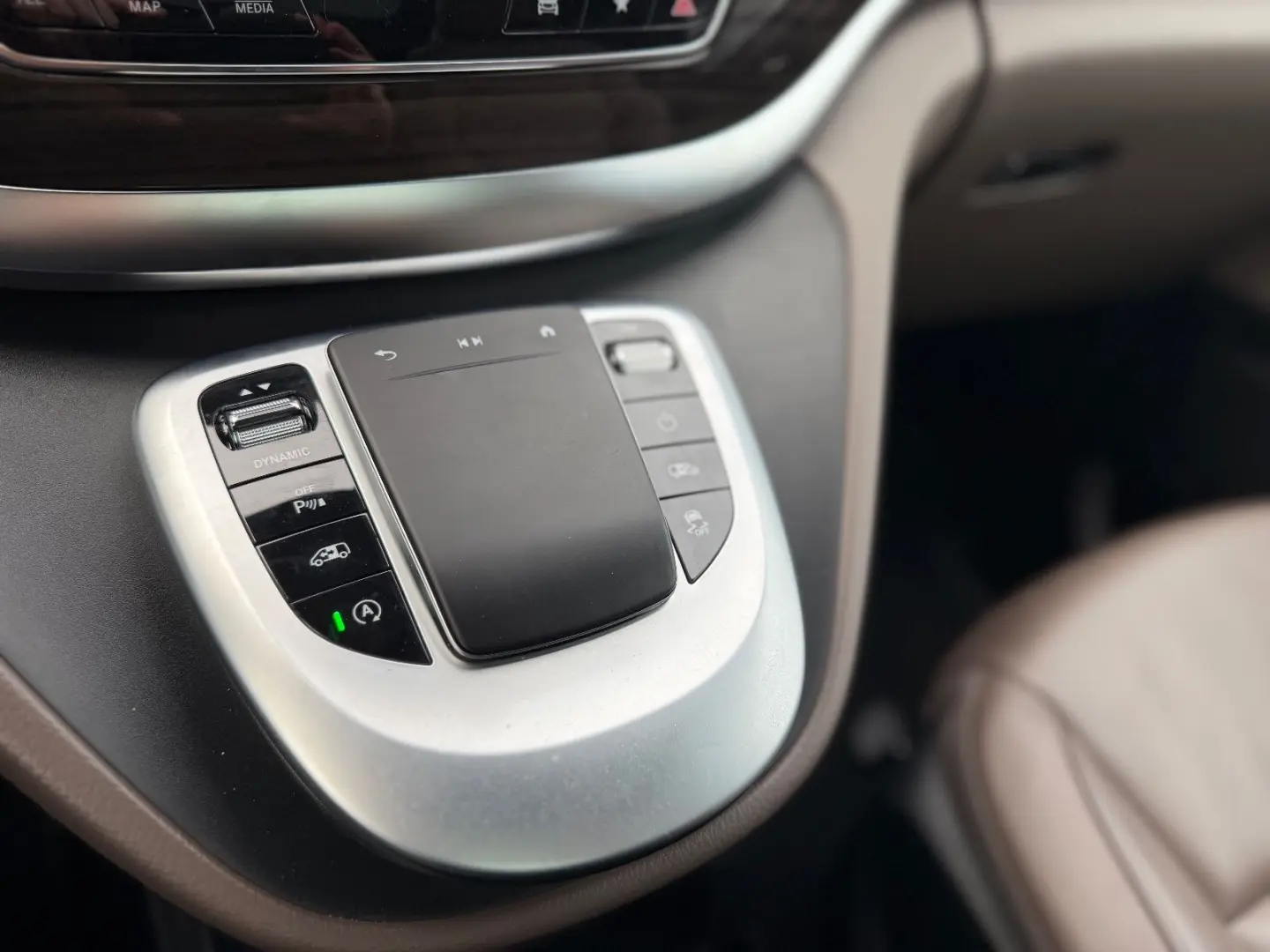 V300 4M Lang AMG -ACC-2xEl.Tür-Pano-RFK-LED-19Zo