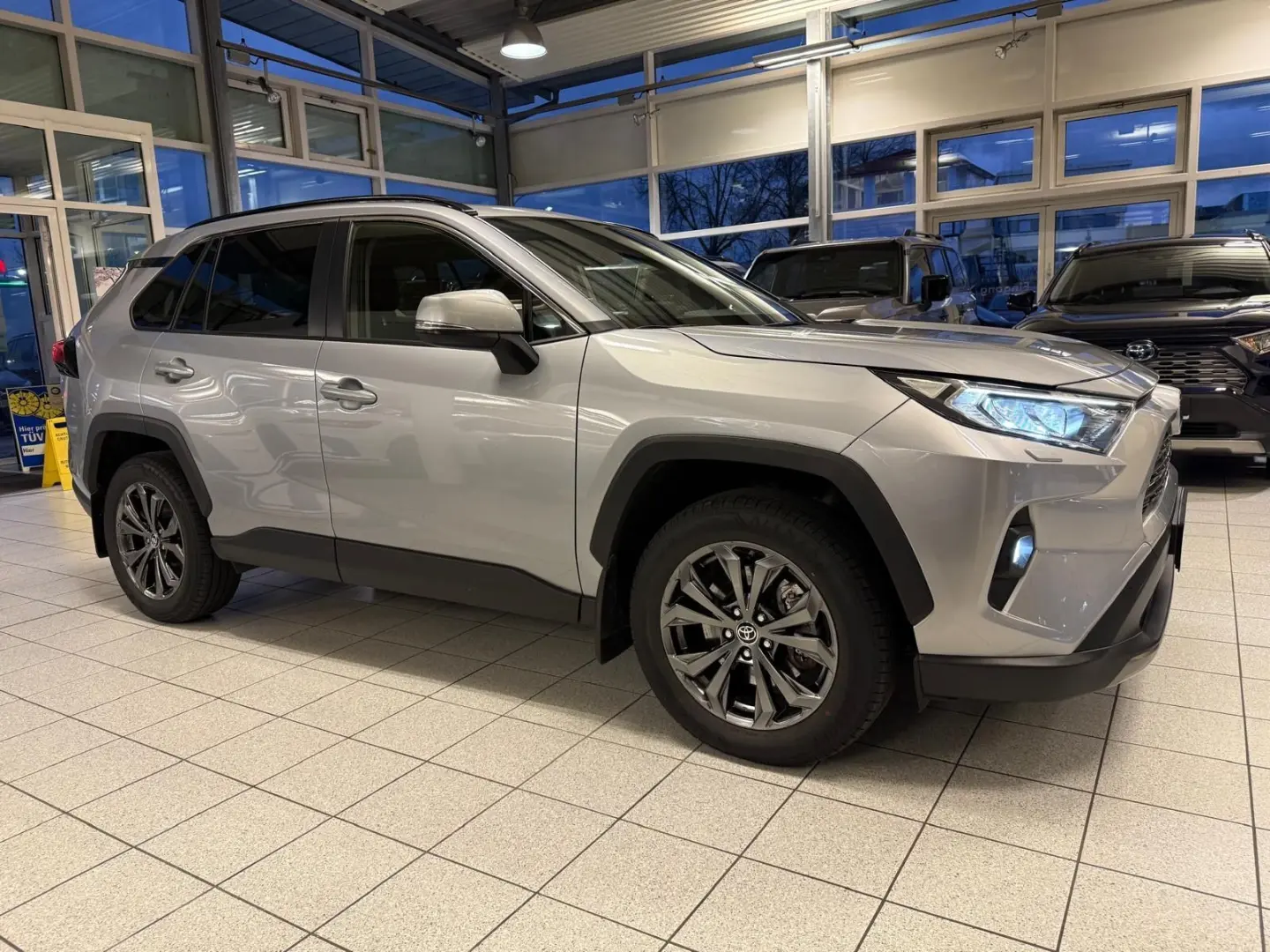 RAV 4 HYBRID-4x4-LED-LEDER-KAMERA-MOD. 2024