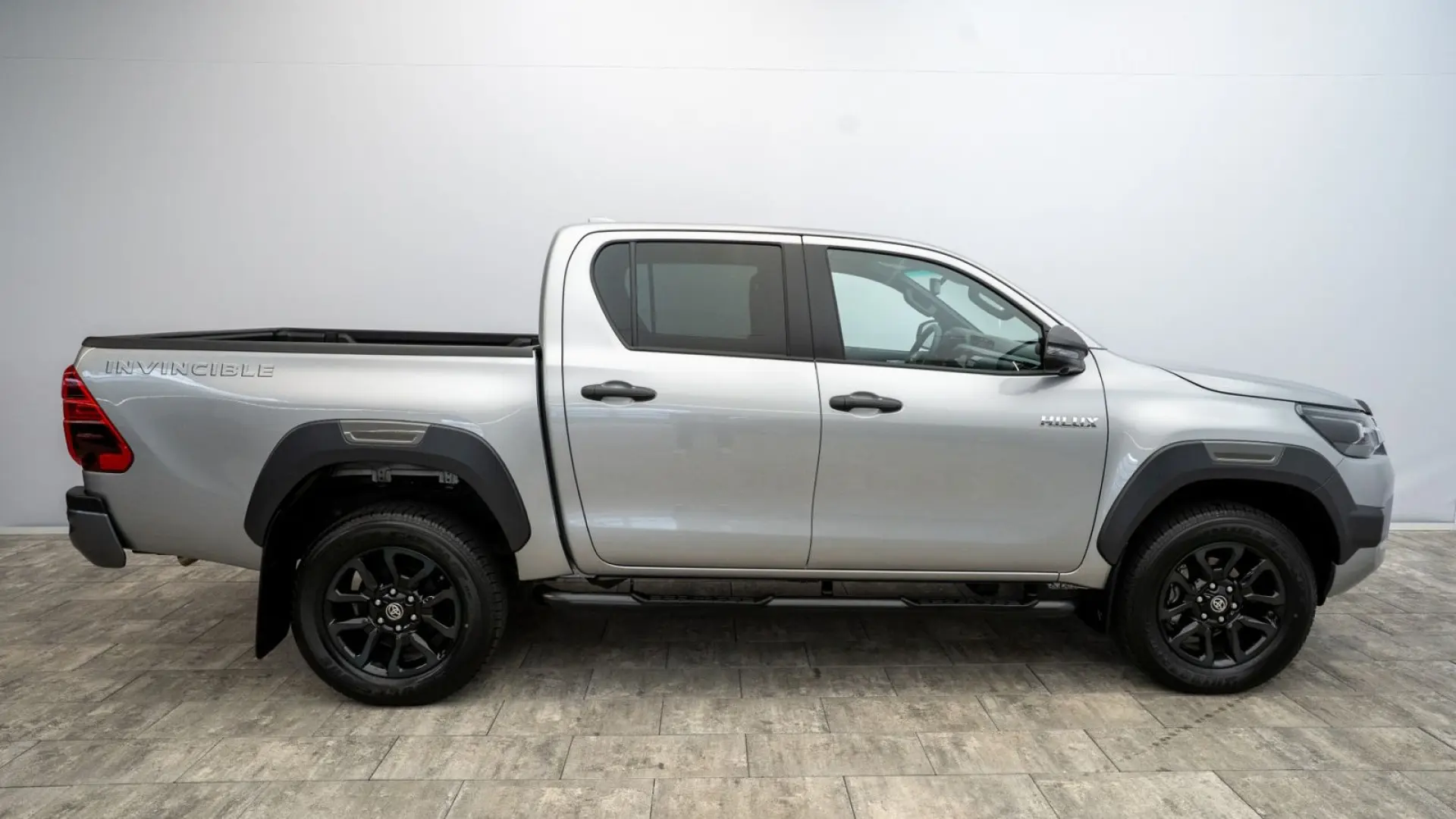 Hilux 2.8 D4-D Invincible MY2025 Mild HYBRID AHK