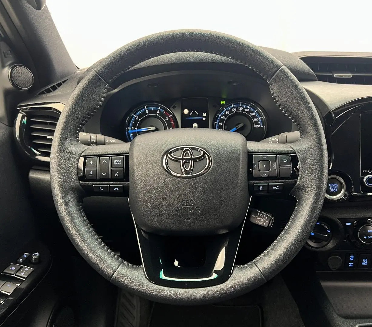 Hilux 2.8 D4-D Invincible MY2025 Mild HYBRID AHK