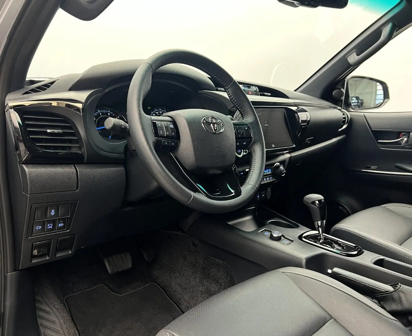 Hilux 2.8 D4-D Invincible MY2025 Mild HYBRID AHK