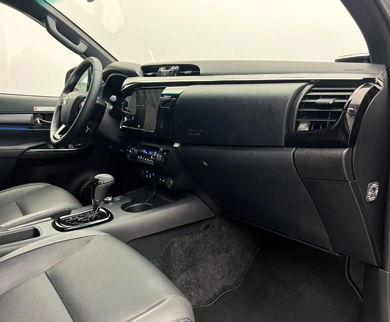 Hilux 2.8 D4-D Invincible MY2025 Mild HYBRID AHK