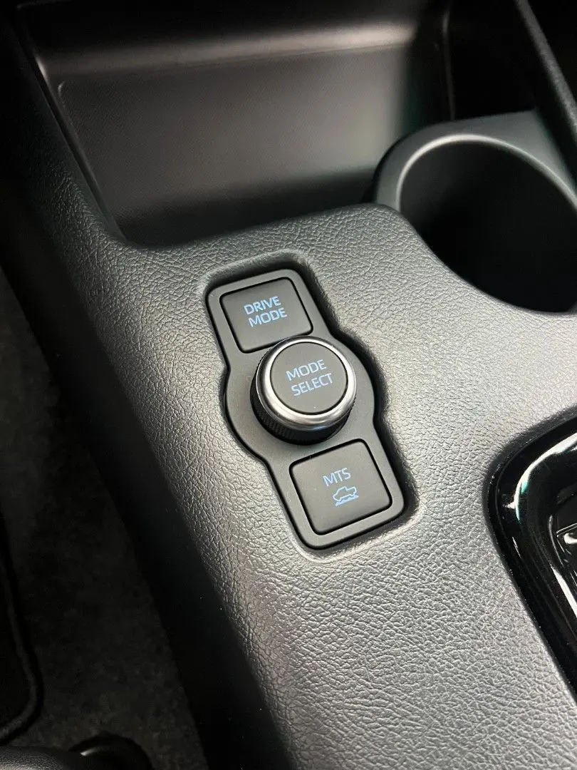 Hilux 2.8 D4-D Invincible MY2025 Mild HYBRID AHK