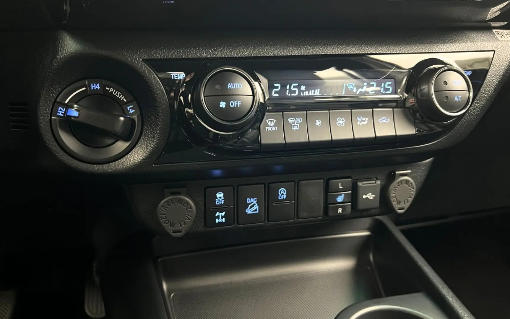 Hilux 2.8 D4-D Invincible MY2025 Mild HYBRID AHK