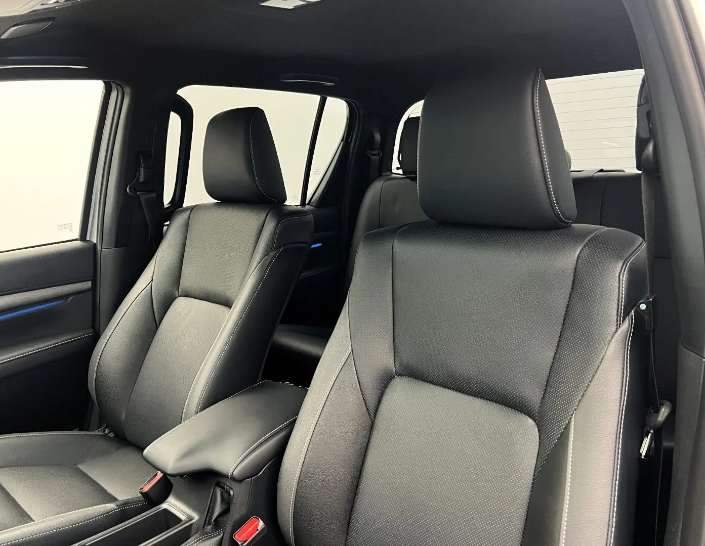 Hilux 2.8 D4-D Invincible MY2025 Mild HYBRID AHK