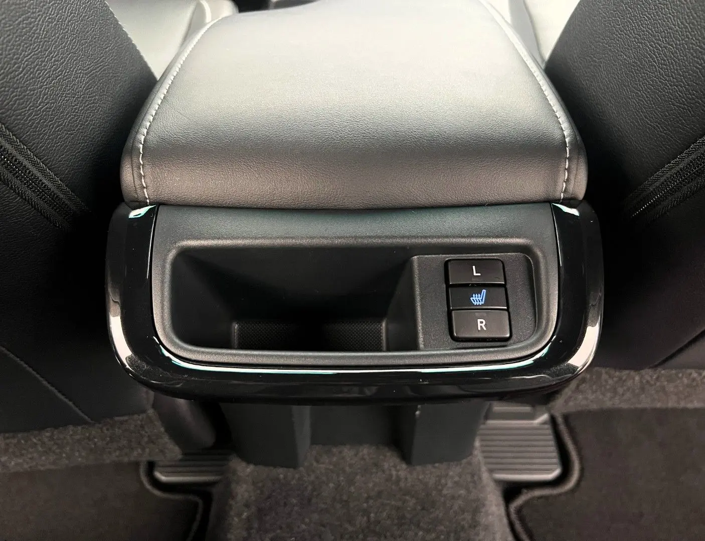 Hilux 2.8 D4-D Invincible MY2025 Mild HYBRID AHK