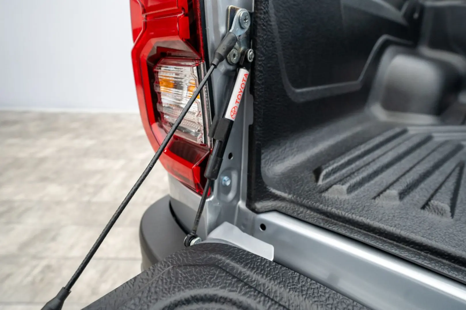 Hilux 2.8 D4-D Invincible MY2025 Mild HYBRID AHK