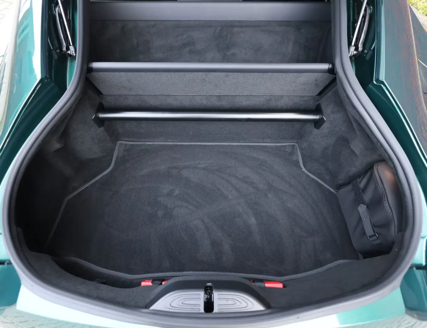 Aston Martin V8 Vantage   Sofort - Malachite - B&O - 360