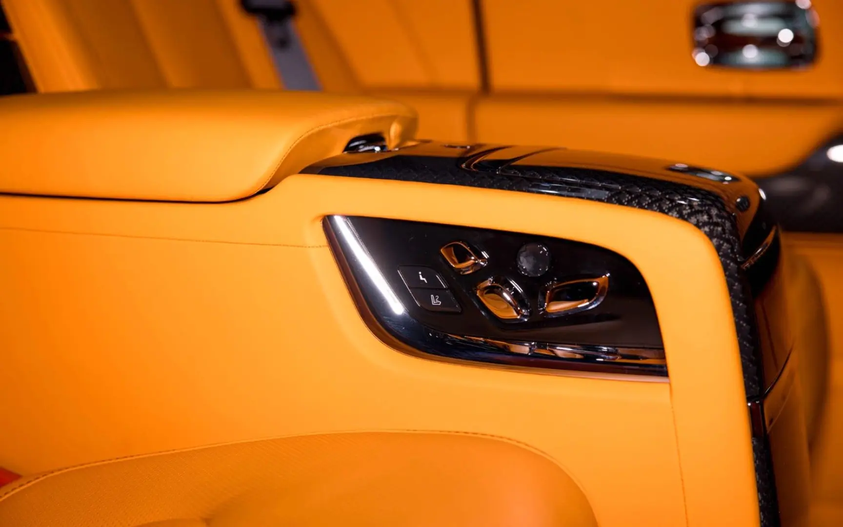 CULLINAN BLACK BADGE   STAR   ROOF   MANDARIN