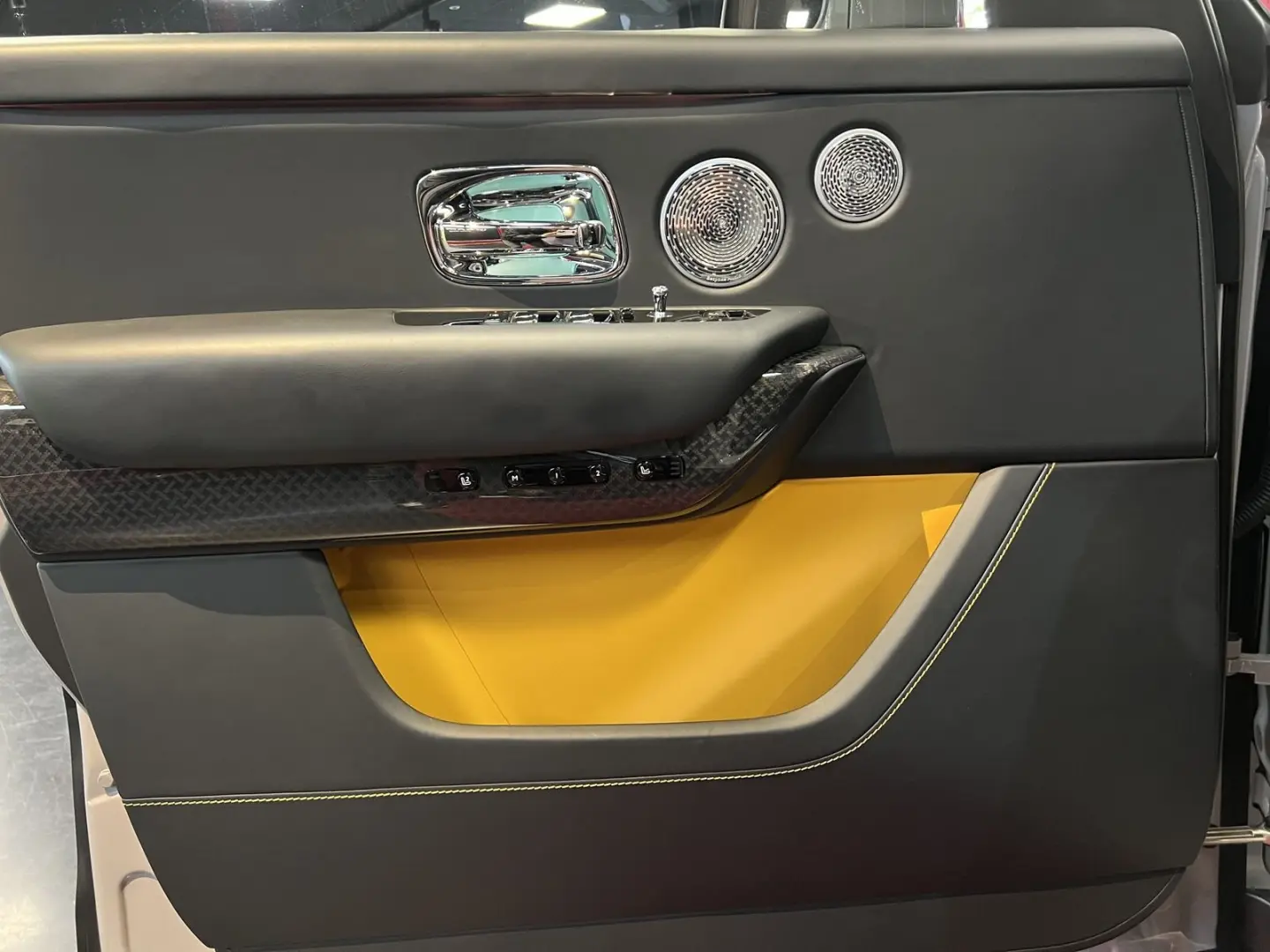 Cullinan 4-SI CRBON TV BESPO BLACK-BADGE STAR KÜ