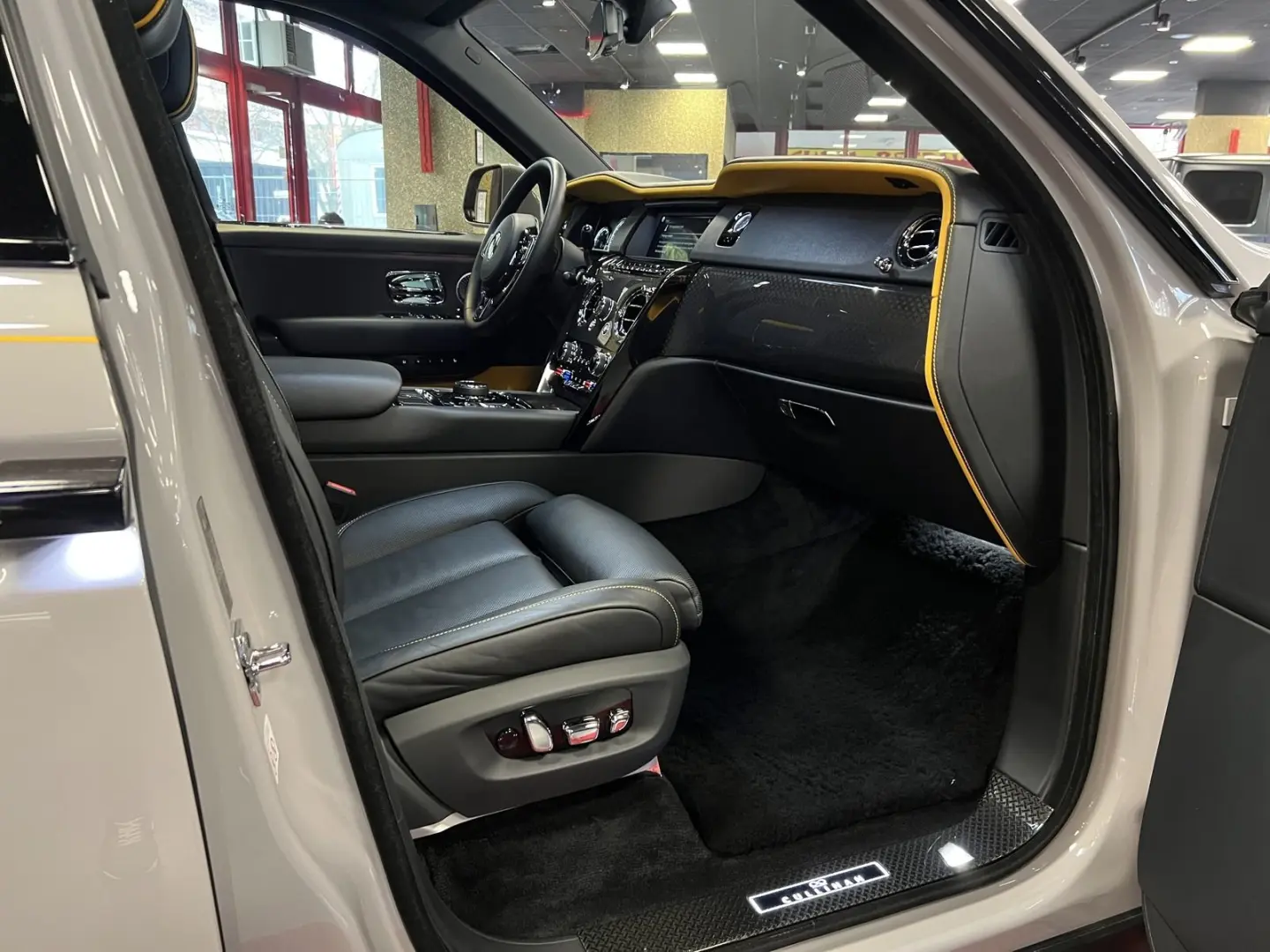 Cullinan 4-SI CRBON TV BESPO BLACK-BADGE STAR KÜ