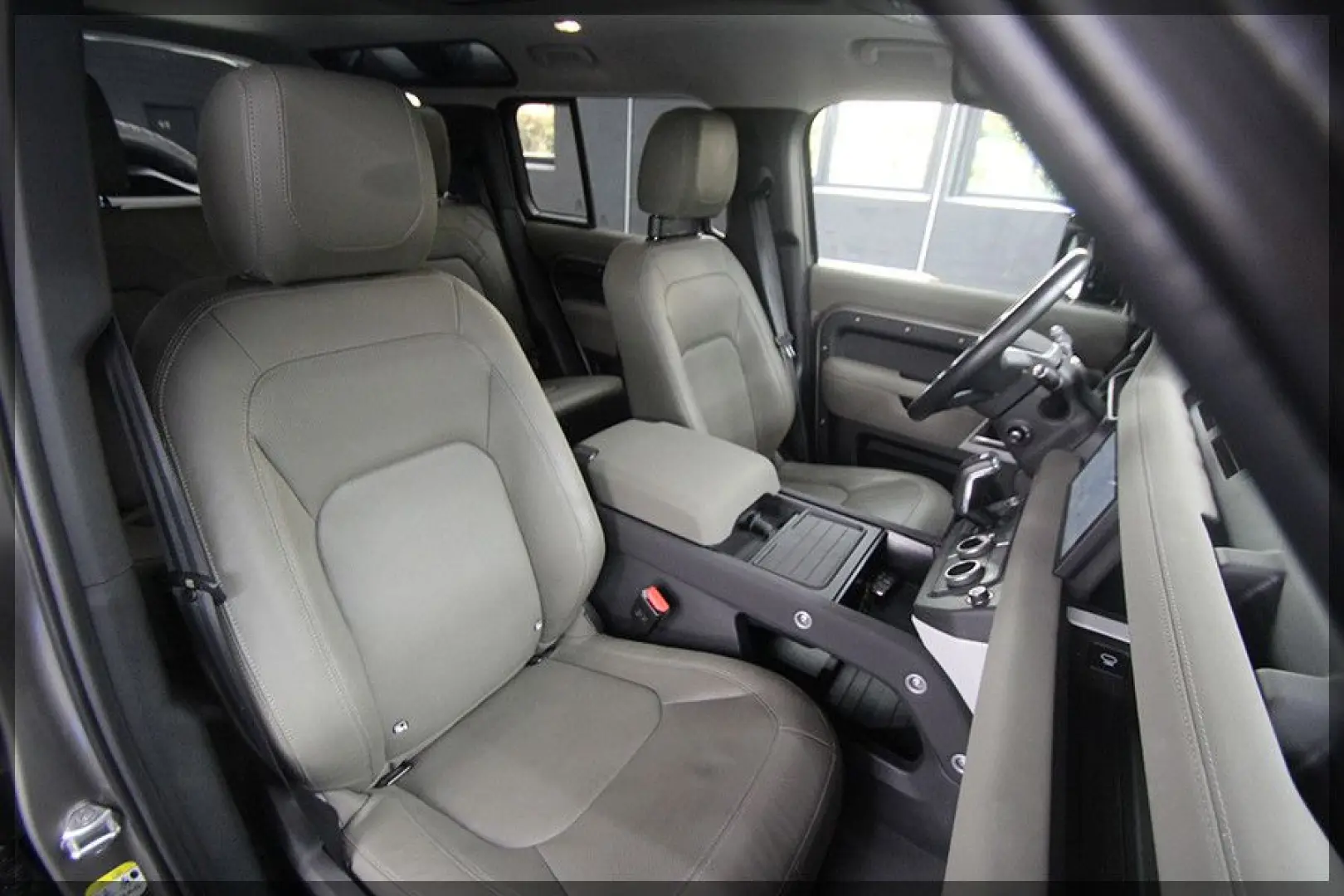 Defender 3.0 D250 MHEV XS LUFT   PANO