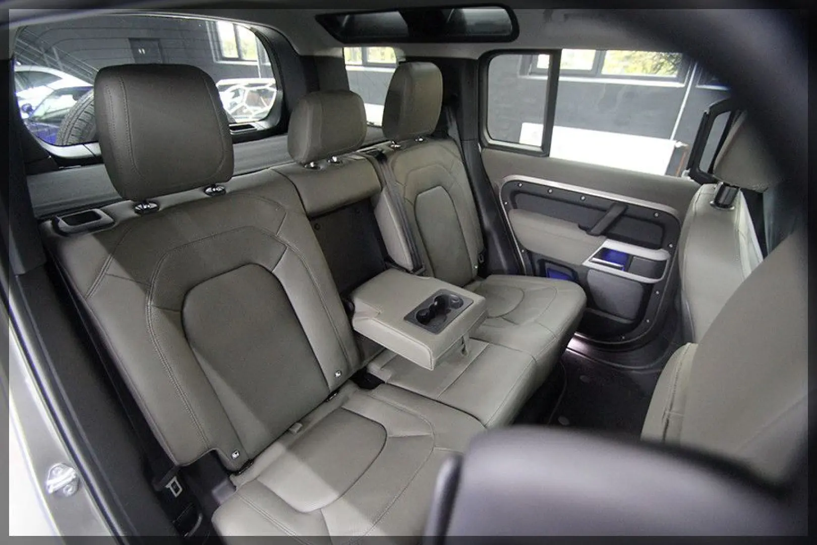 Defender 3.0 D250 MHEV XS LUFT   PANO