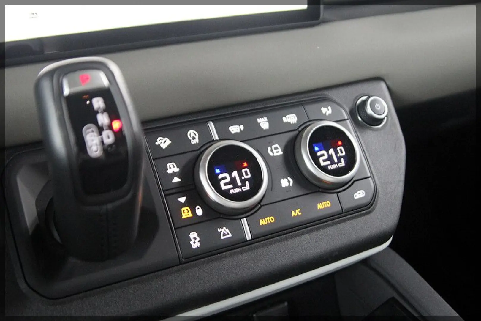 Defender 3.0 D250 MHEV XS LUFT   PANO