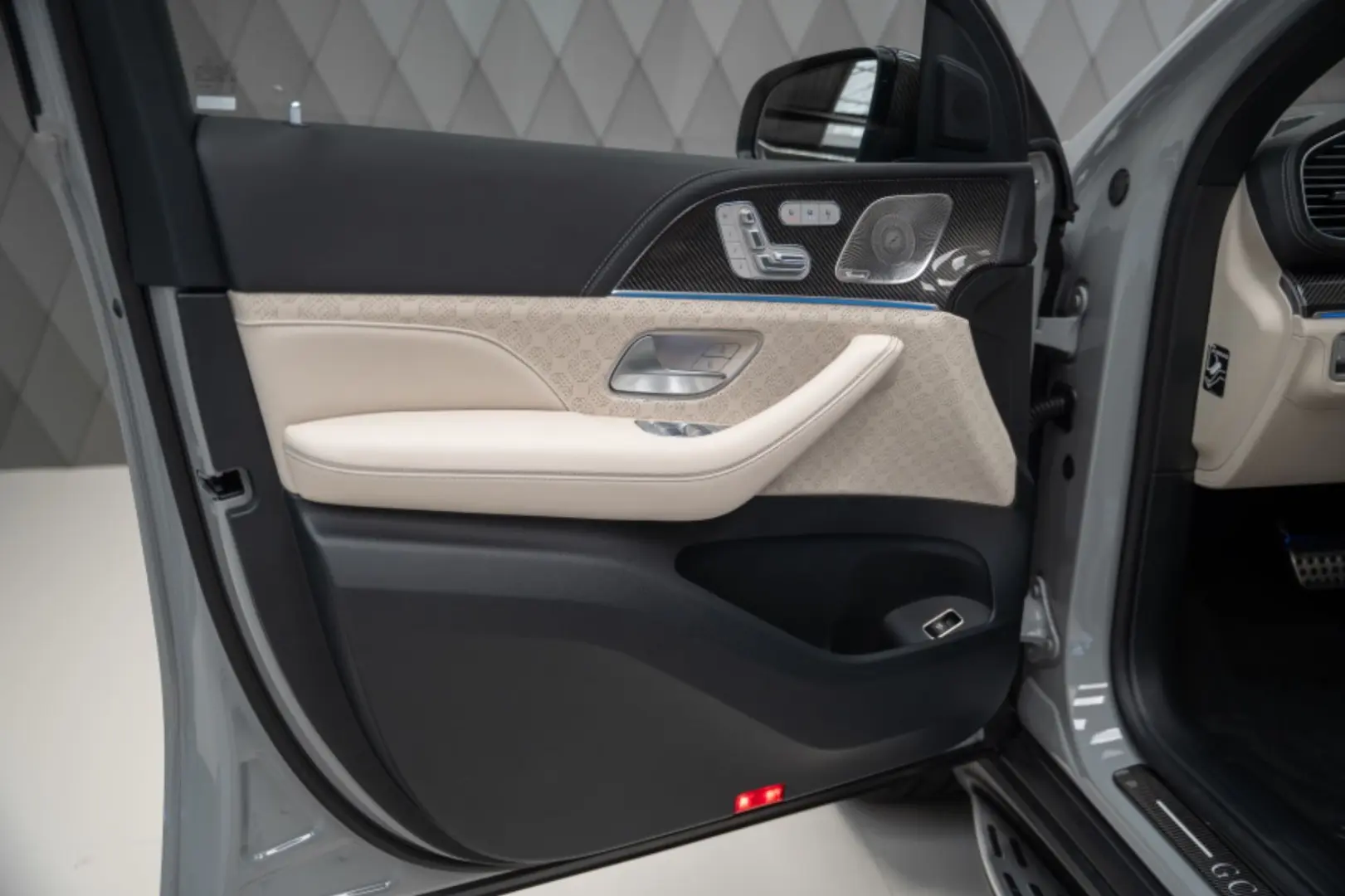 GLE 63 AMG COUPE 2024 GCD 820 GREY BEIGE CARBON