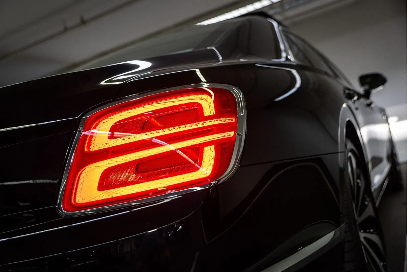 Flying Spur V8 Azure   Piano Linen Veneer   Rota