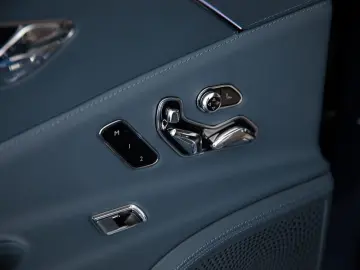 Flying Spur Mulliner V8 Hybrid