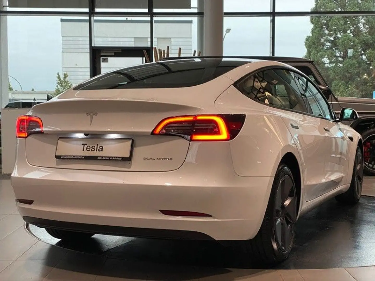 Model 3 AWD Long Range Dual Motor Navi LED