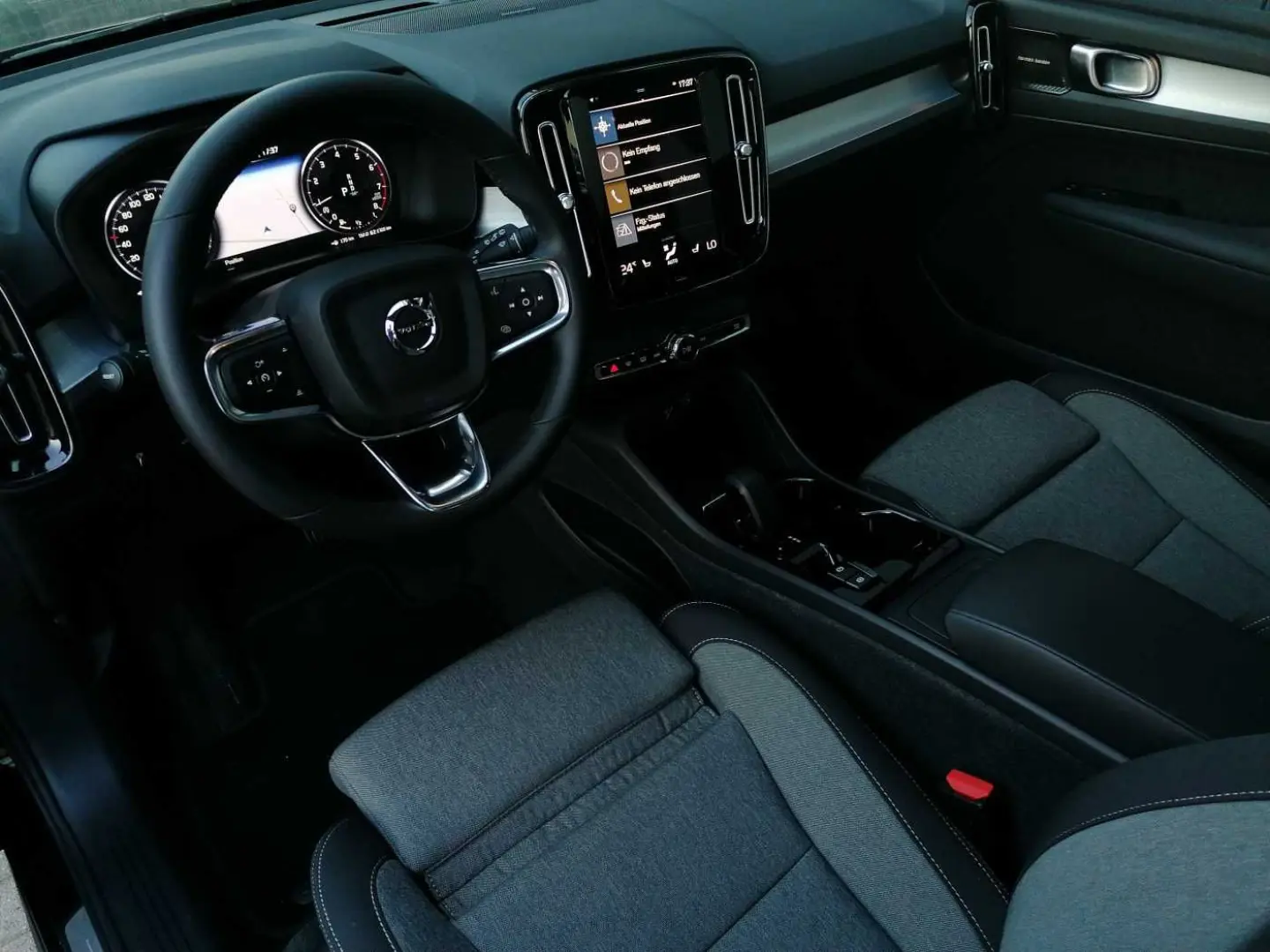 XC40 T2 2WD Plus Dark  Navi  Kamera uvm.