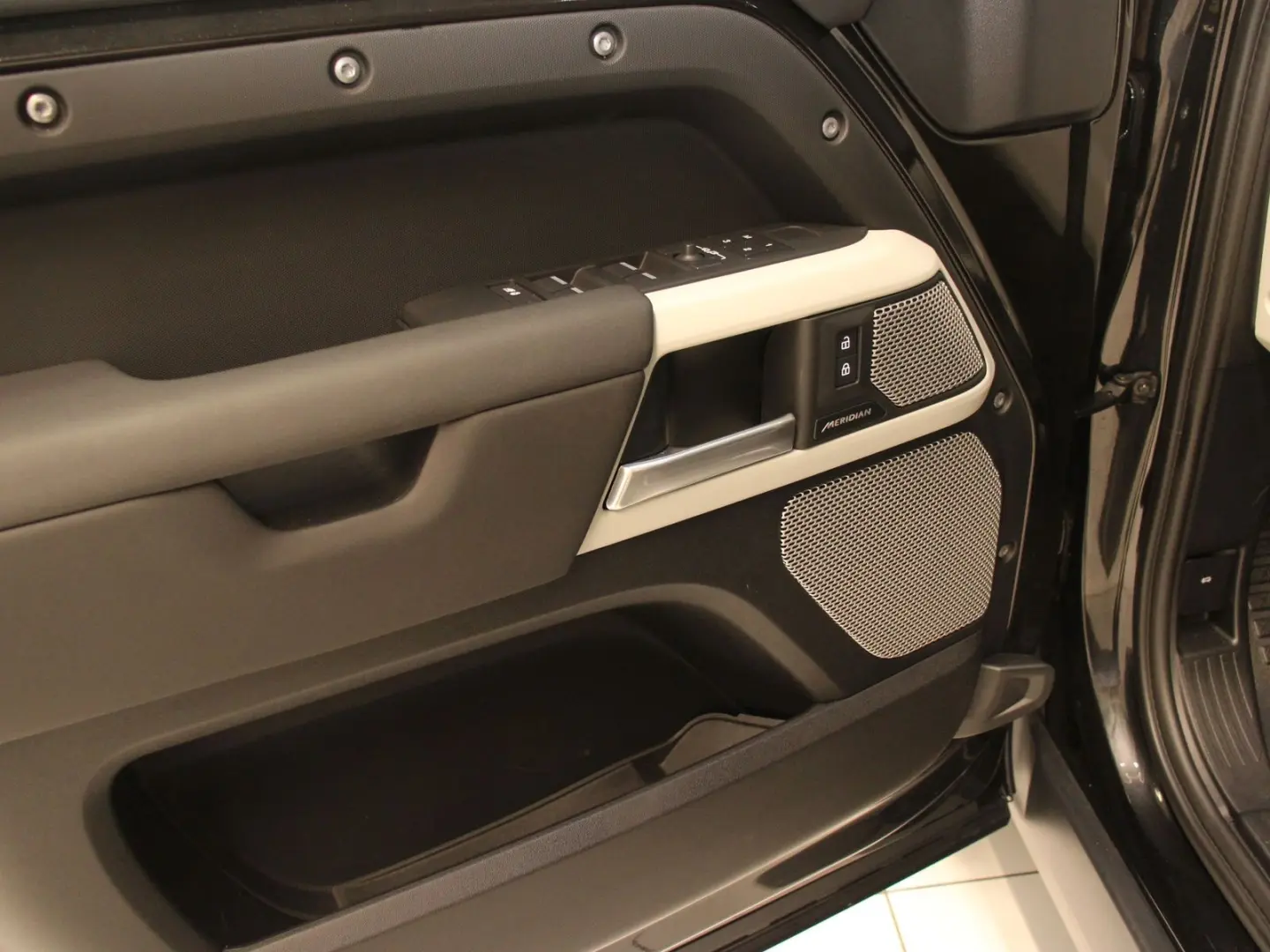 Defender 130 D300 SE AHK Pano Off Road Paket Plu