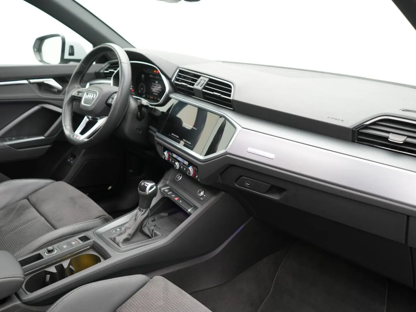 Q3 Sportback 45 e S line ACC NAVI SHZ SONOS