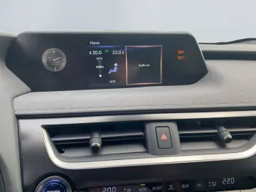 UX 300e  LED ACC el Sitze Fernlichtassis CarPlay