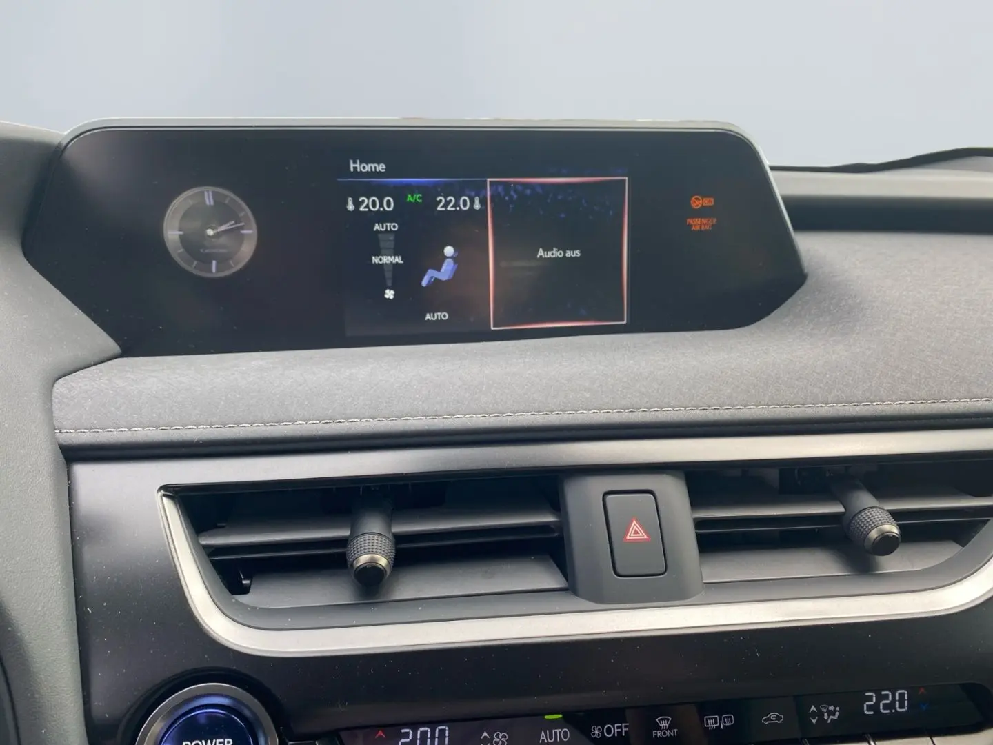 UX 300e  LED ACC el Sitze Fernlichtassis CarPlay