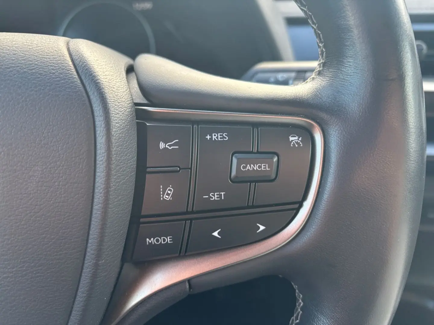 UX 250h Style Edition  Bi-LED ACC CAM SHZ CarPla