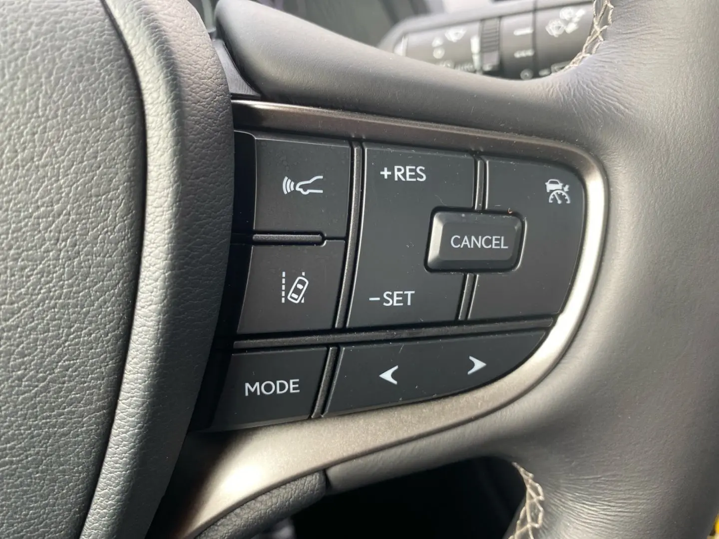 UX 250h Style Edition  Bi-LED ACC CAM SHZ CarPla