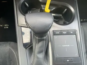 UX 250h Style Edition  Bi-LED ACC CAM SHZ CarPla