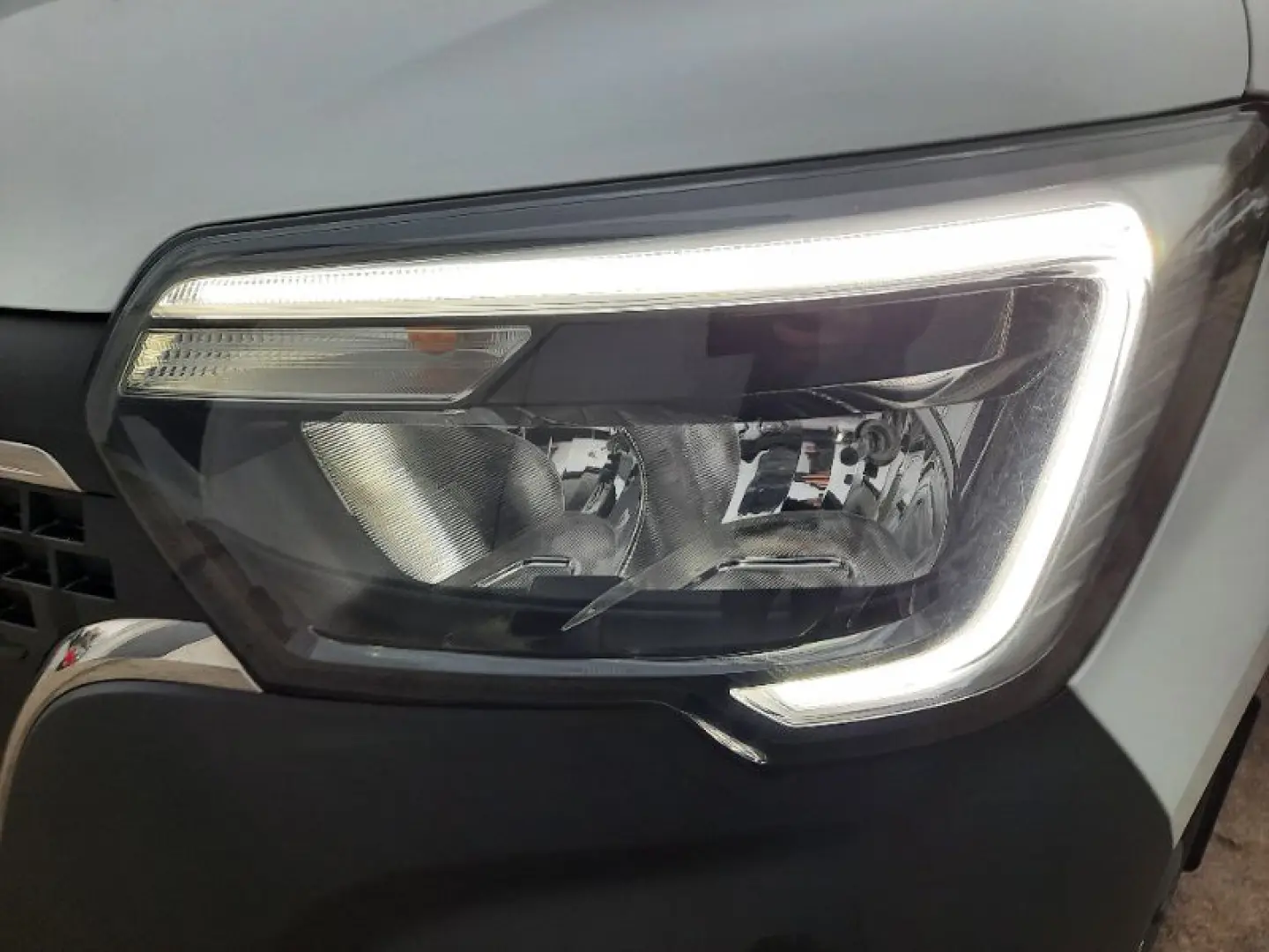 RENAULT MASTER 2.3 dCi 135 3 5t L3H2 Front Basis