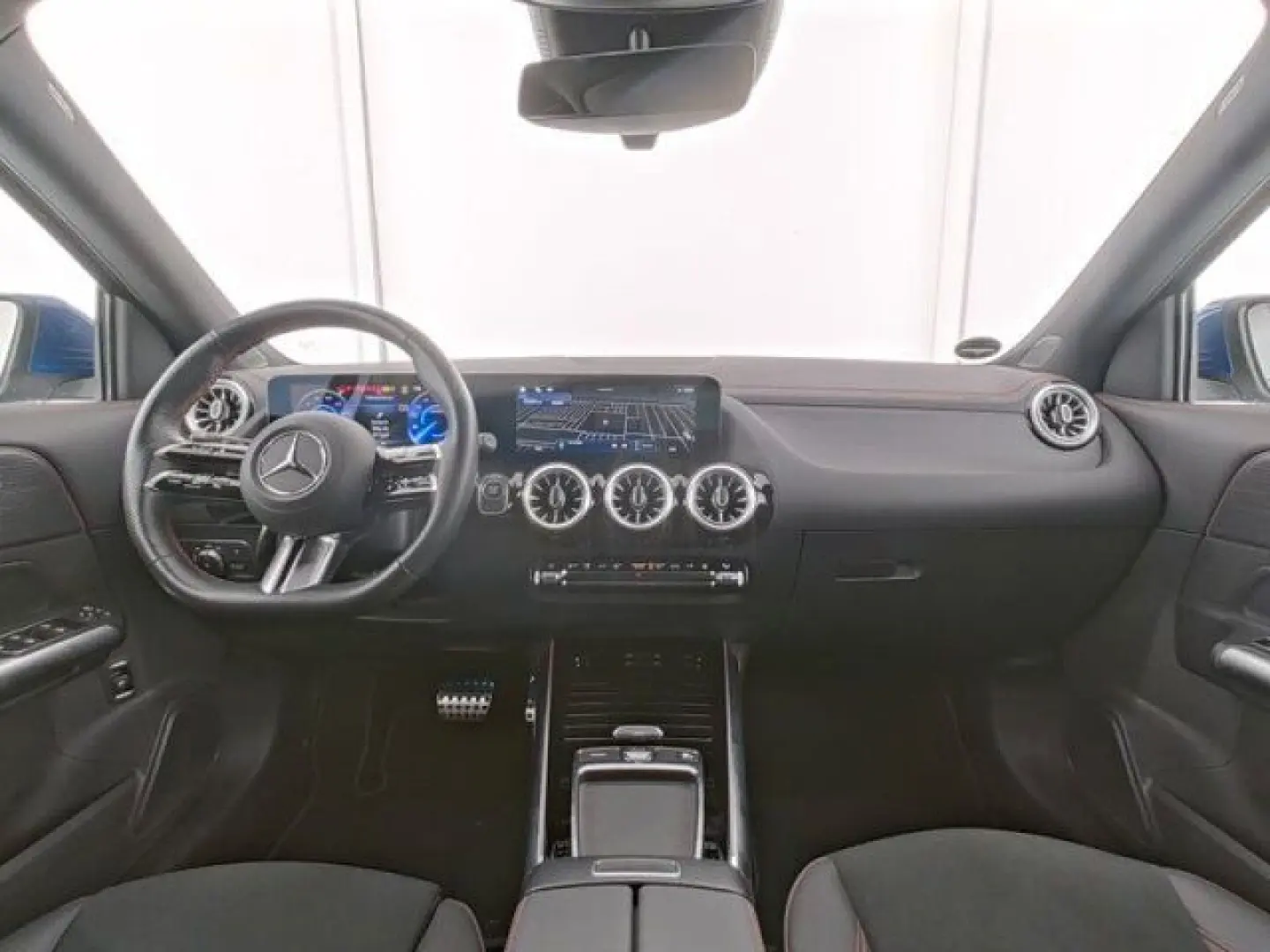 EQA 350 4MATIC AMG Line Advanced AHK Distr 360