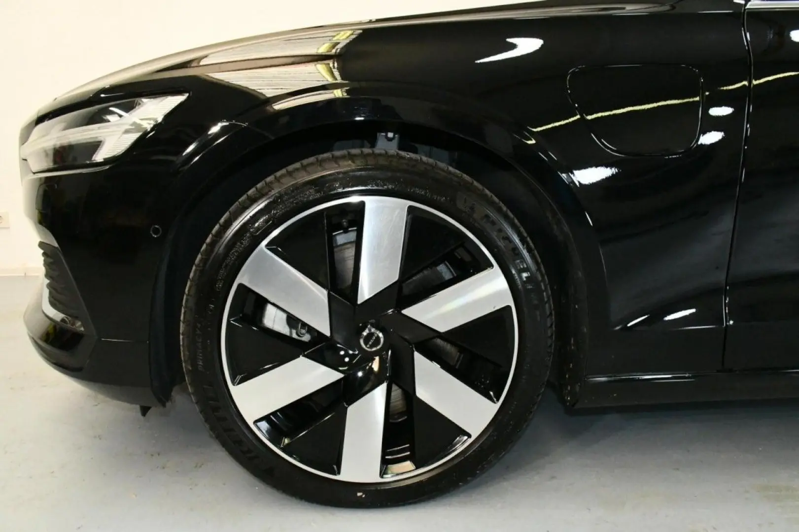 V60 T6 AWD Ultra Bright 360 B&W PAN MASS HuD AHK