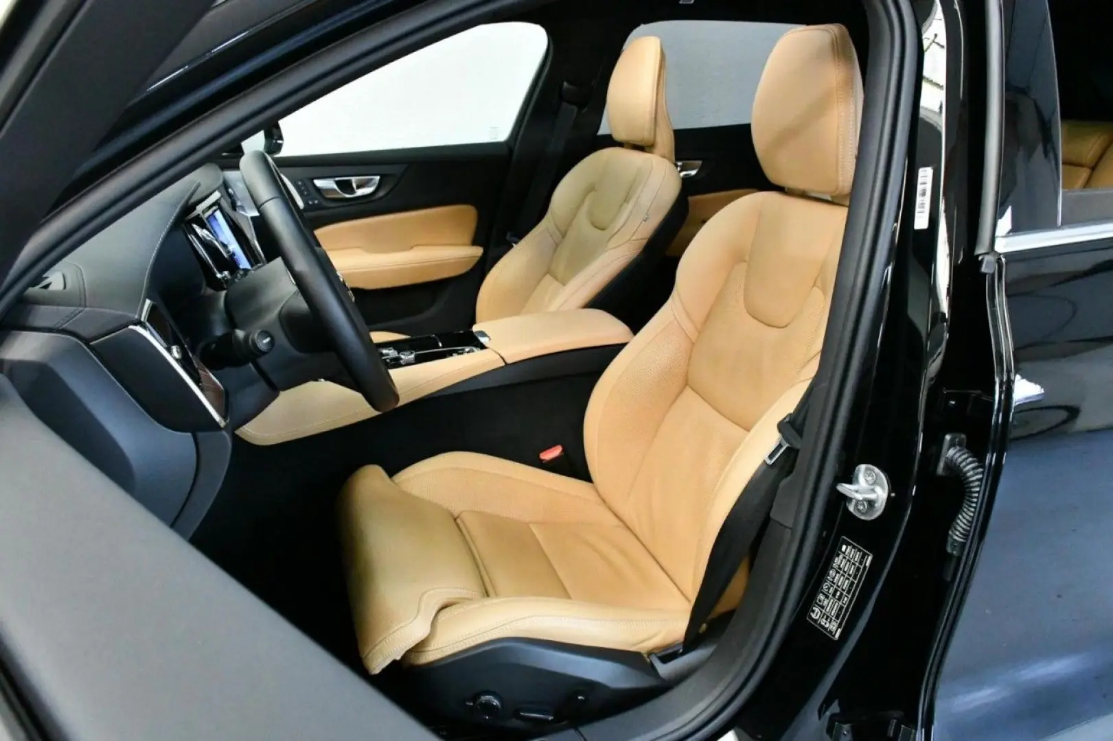 V60 T6 AWD Ultra Bright 360 B&W PAN MASS HuD AHK