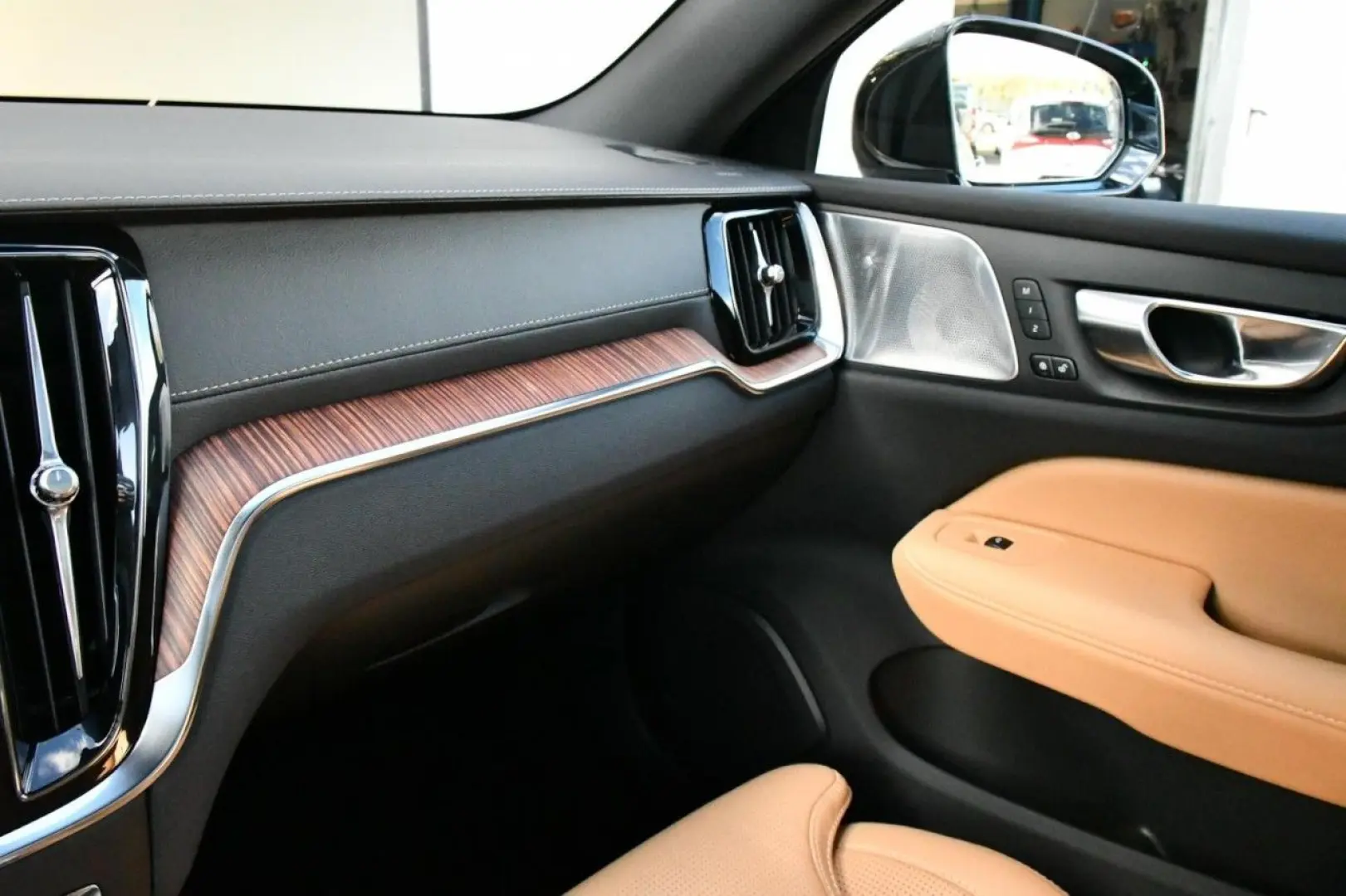 V60 T6 AWD Ultra Bright 360 B&W PAN MASS HuD AHK