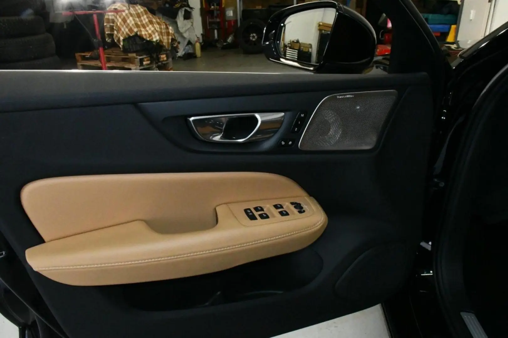 V60 T6 AWD Ultra Bright 360 B&W PAN MASS HuD AHK