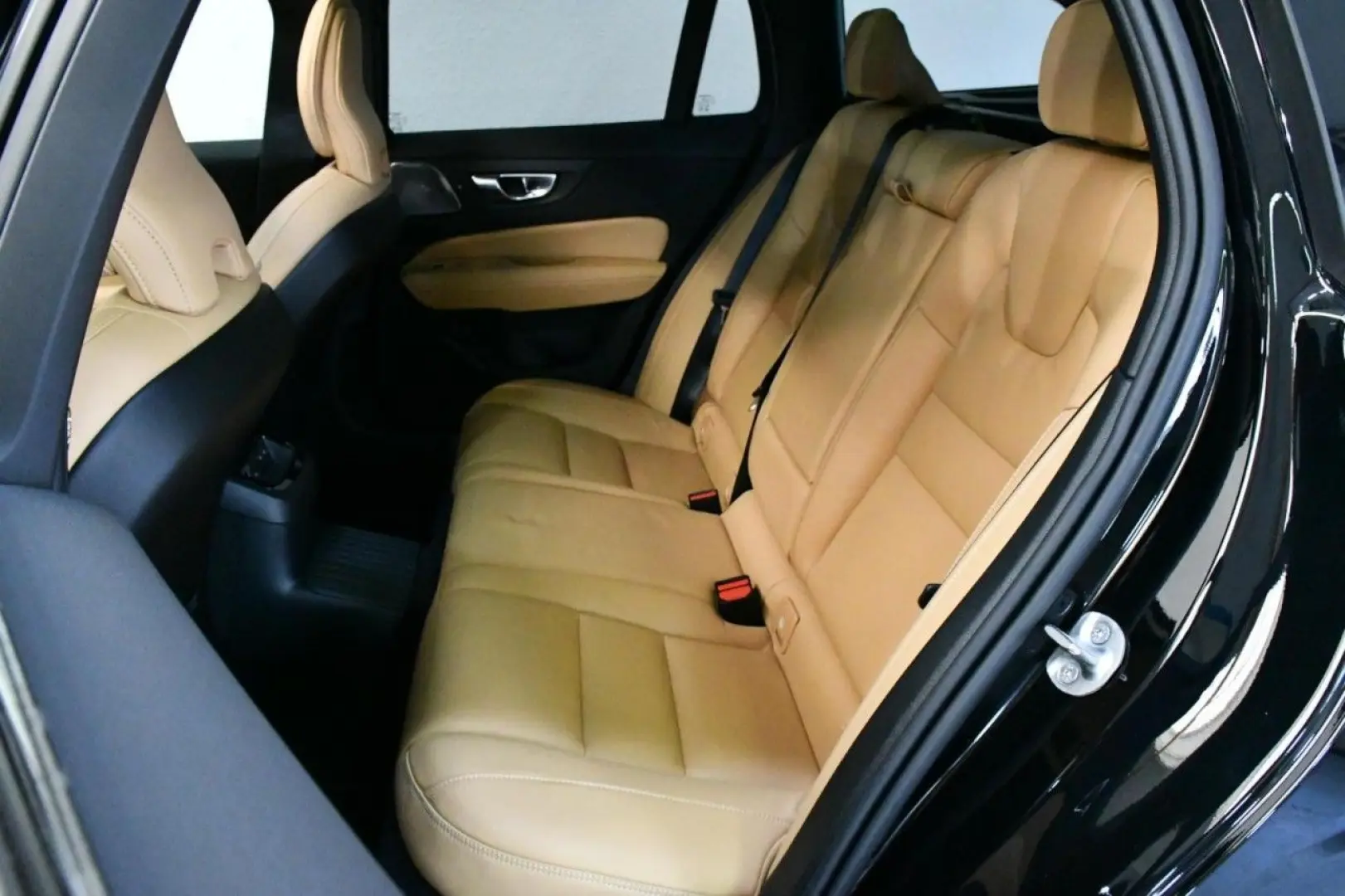 V60 T6 AWD Ultra Bright 360 B&W PAN MASS HuD AHK