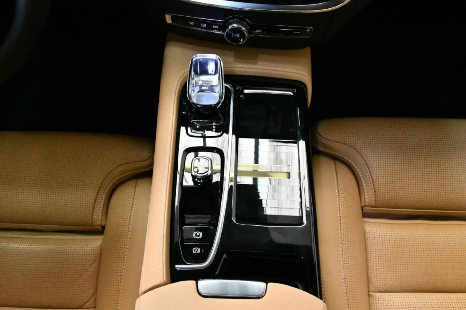 V60 T6 AWD Ultra Bright 360 B&W PAN MASS HuD AHK