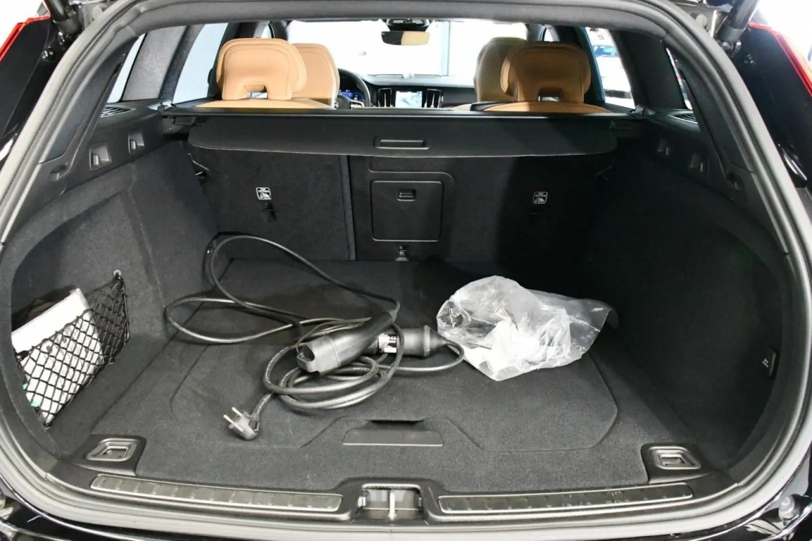 V60 T6 AWD Ultra Bright 360 B&W PAN MASS HuD AHK