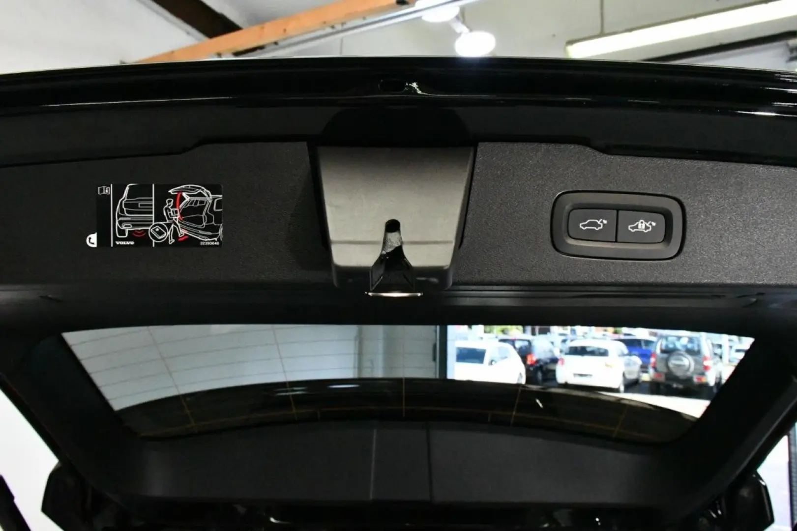 V60 T6 AWD Ultra Bright 360 B&W PAN MASS HuD AHK