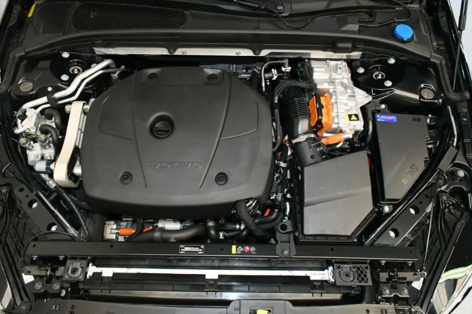 V60 T6 AWD Ultra Bright 360 B&W PAN MASS HuD AHK