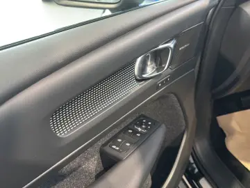 XC 40 Plus Black Edition 2WD Bluetooth LED Klima