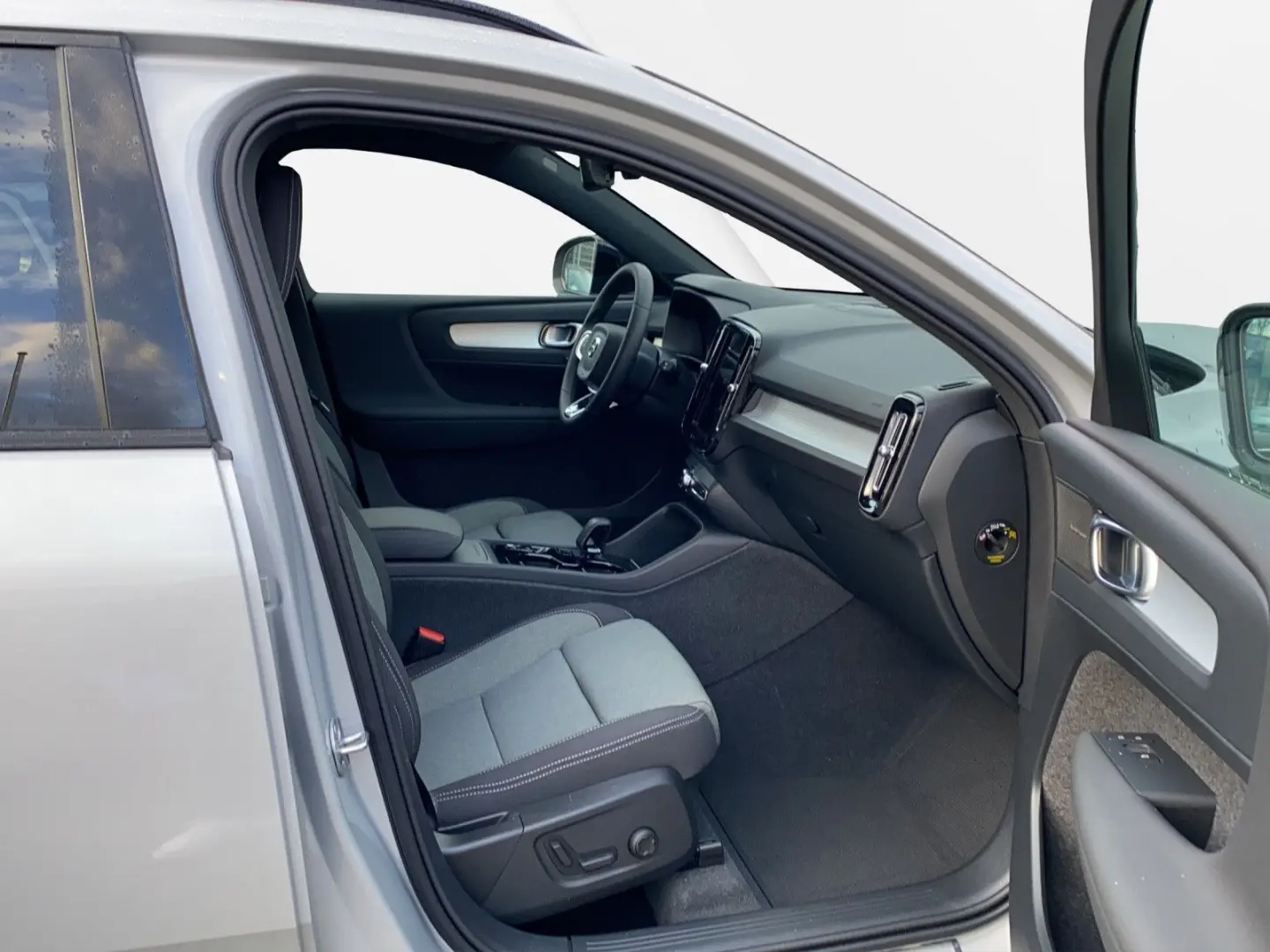 XC40 B4 DCT Plus Dark  19   FS- LR- Sitzhzg  RFK