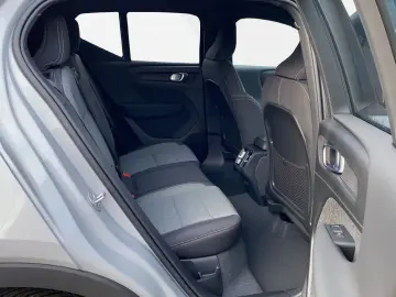 XC40 B4 DCT Plus Dark  19   FS- LR- Sitzhzg  RFK